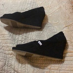 Tom’s Wedge heels
